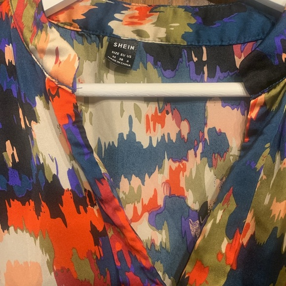 Ladies size Medium gently worn abstract floral top - Picture 2 of 5